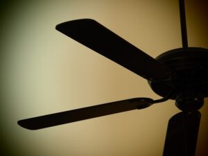 Profissional de serviços gerais instala ventilador de teto em Cascais