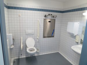 Como adaptar uma casa de banho para pessoas com deficiência? Passos claros para uma renovação segura e sem erros.